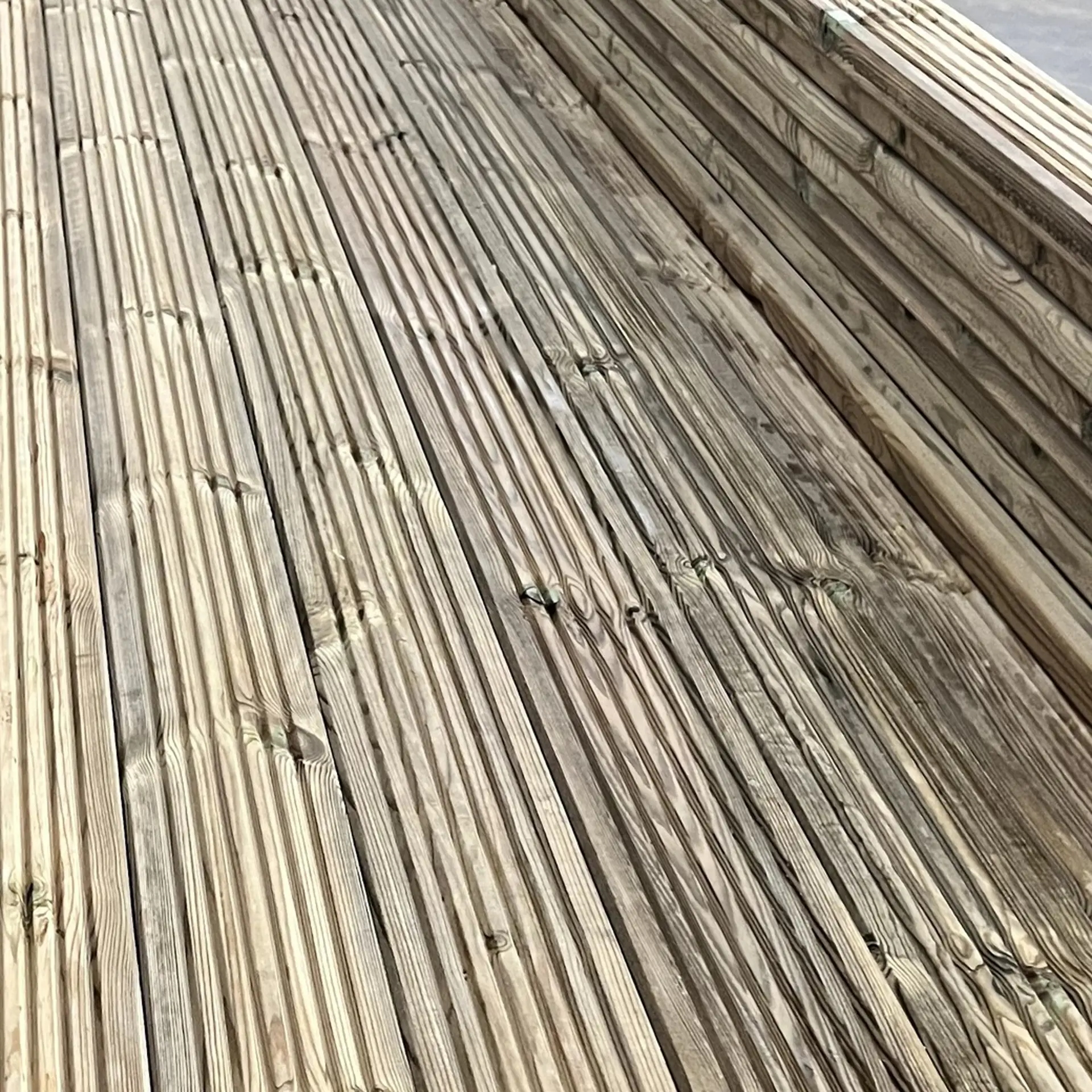 Treated Green Pine Decks - 28 x 120 x 4800 (1 classe)