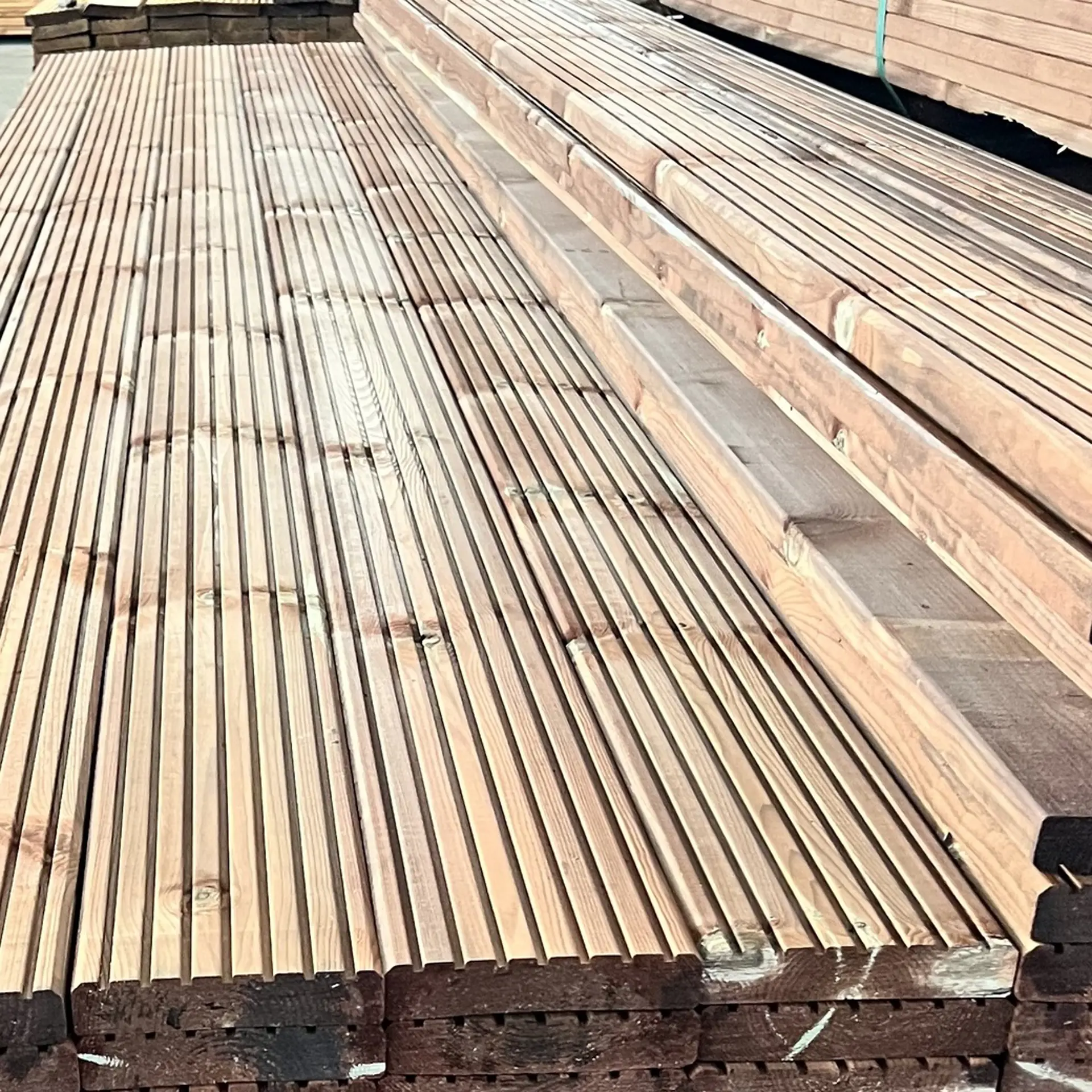 Brown Pine Decks Treated - 28 x 145 x 4800 (1 classe)