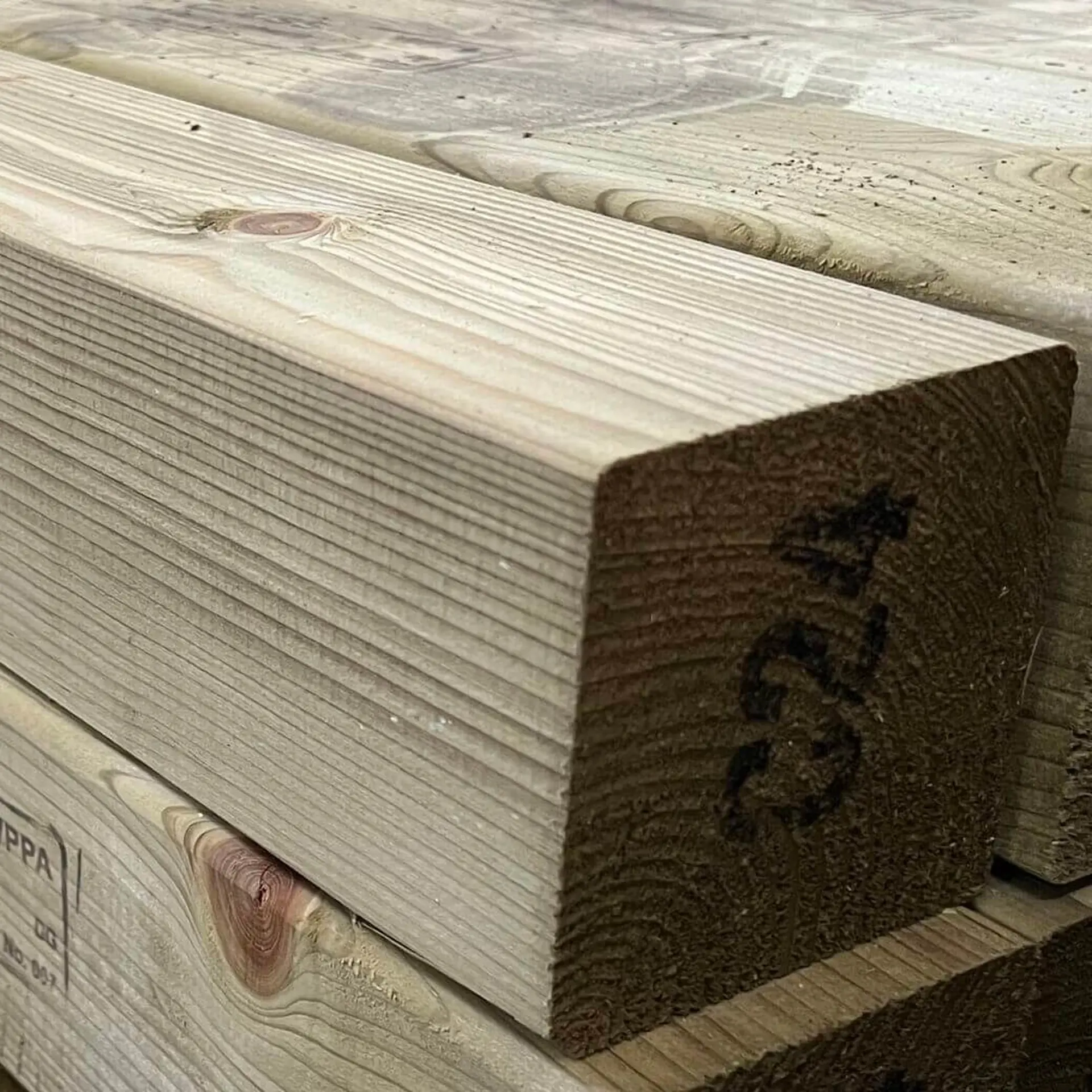 Barrotes de Pinho Aparelhado - 95 x 95 x 3000 - Tratada