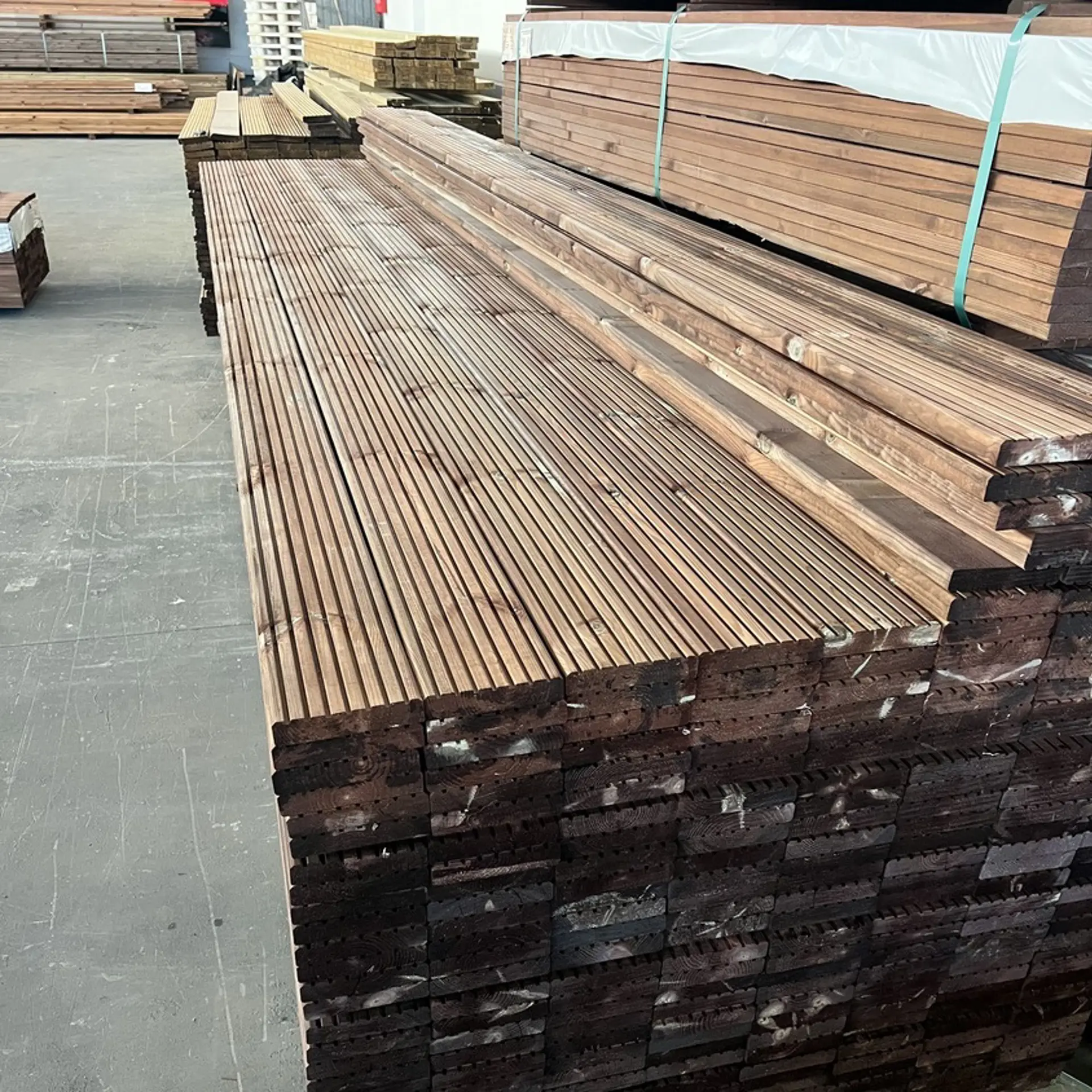 Brown Pine Decks Treated - 28 x 145 x 4800 (1 classe)
