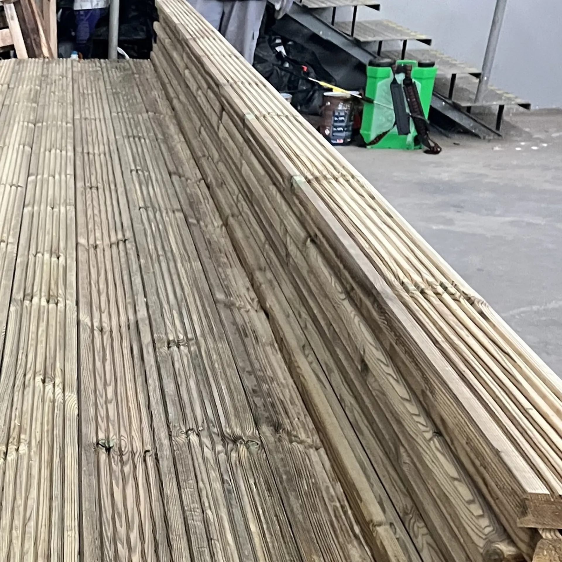 Treated Green Pine Decks - 28 x 120 x 4800 (1 classe)